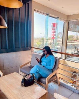 (02 photos) : Mia Guissé célèbre ses 3 millions de vues dans un pantalon moulant digne d’une célibataire