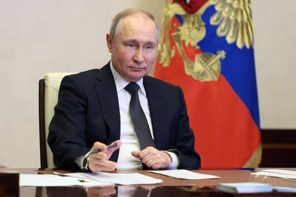 Guerre en Ukraine : Vladimir Poutine promet de continuer «soigneusement» son offensive