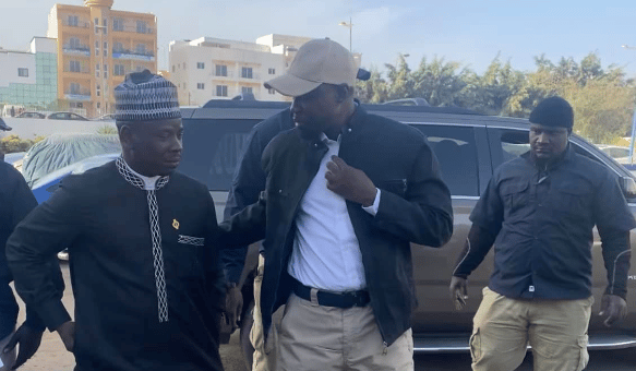 Ousmane Sonko et quelques responsables de son parti se sont rendus aux brigades de gendarmerie de la foire, de Ouakam et de Thiong pour s'enquérir de la situation des "jeunes patriotes" arrêtés depuis le 2 février.