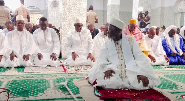 Macky Sall effectuant la prière du vendredi à la grande mosuqée de Sédhiou en compagnie de quelques membres du gouvernement
