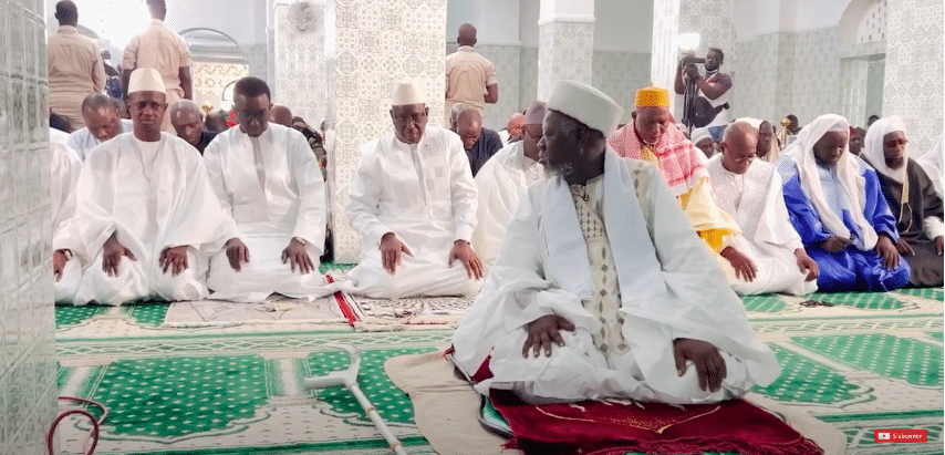 Macky Sall effectuant la prière du vendredi à la grande mosuqée de Sédhiou en compagnie de quelques membres du gouvernement