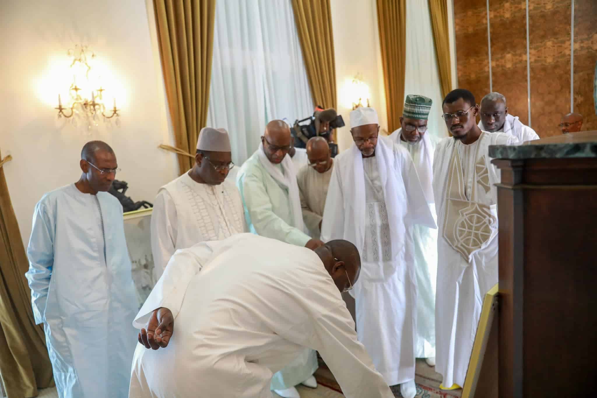 (Photos) Le collectif pour l'acquisition des photos authentiques de Serigne Touba reçu au palais par Macky SALL