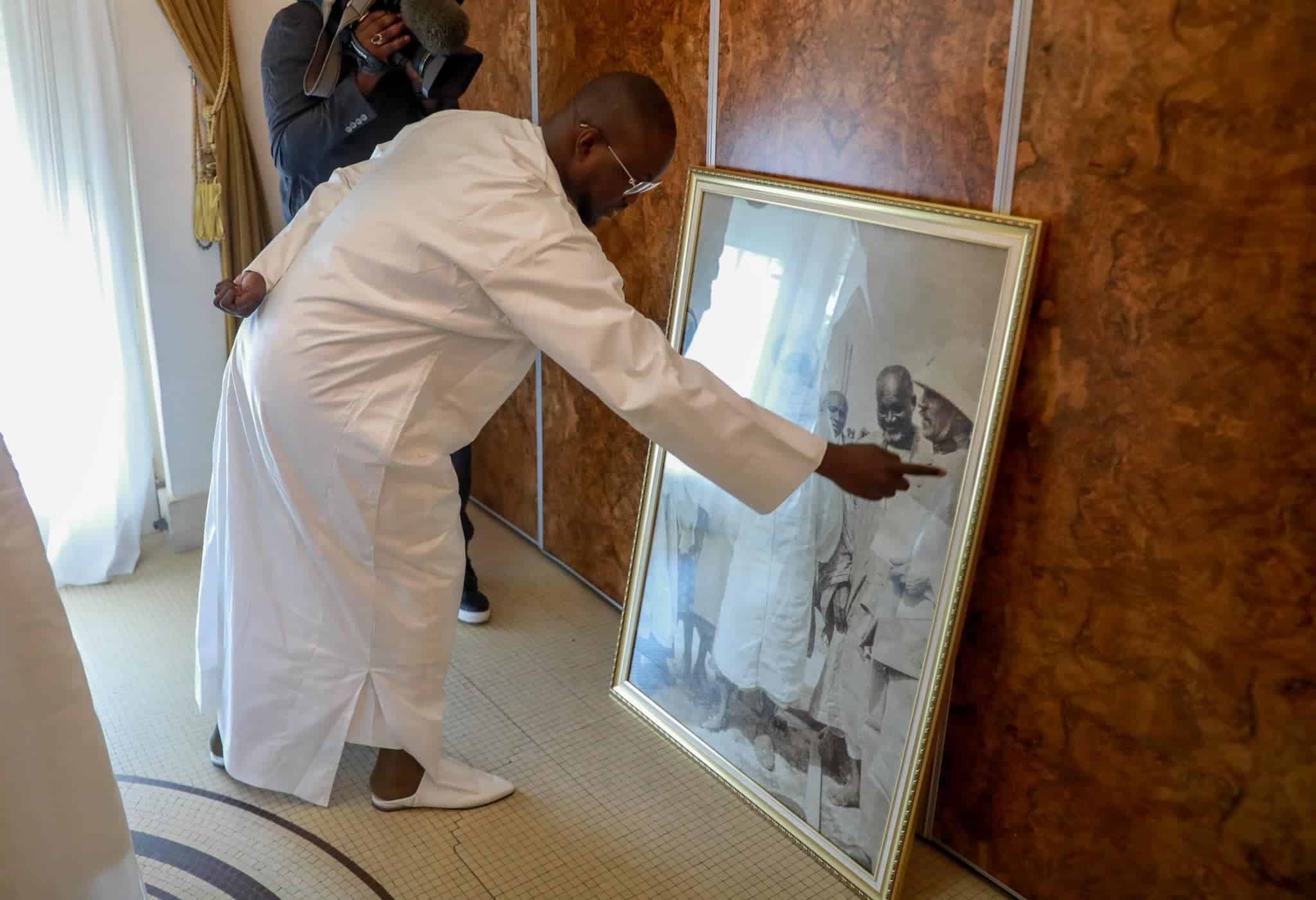 (Photos) Le collectif pour l'acquisition des photos authentiques de Serigne Touba reçu au palais par Macky SALL
