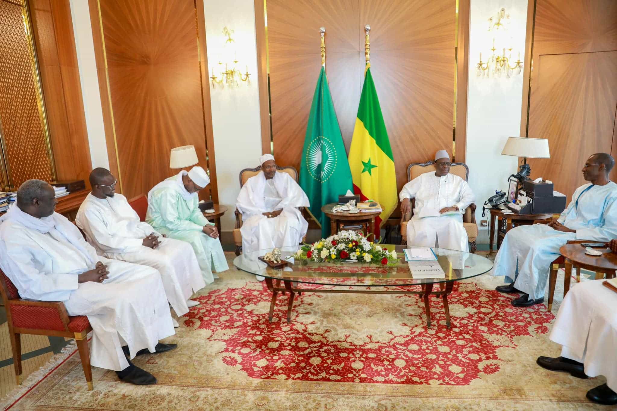 (Photos) Le collectif pour l'acquisition des photos authentiques de Serigne Touba reçu au palais par Macky SALL