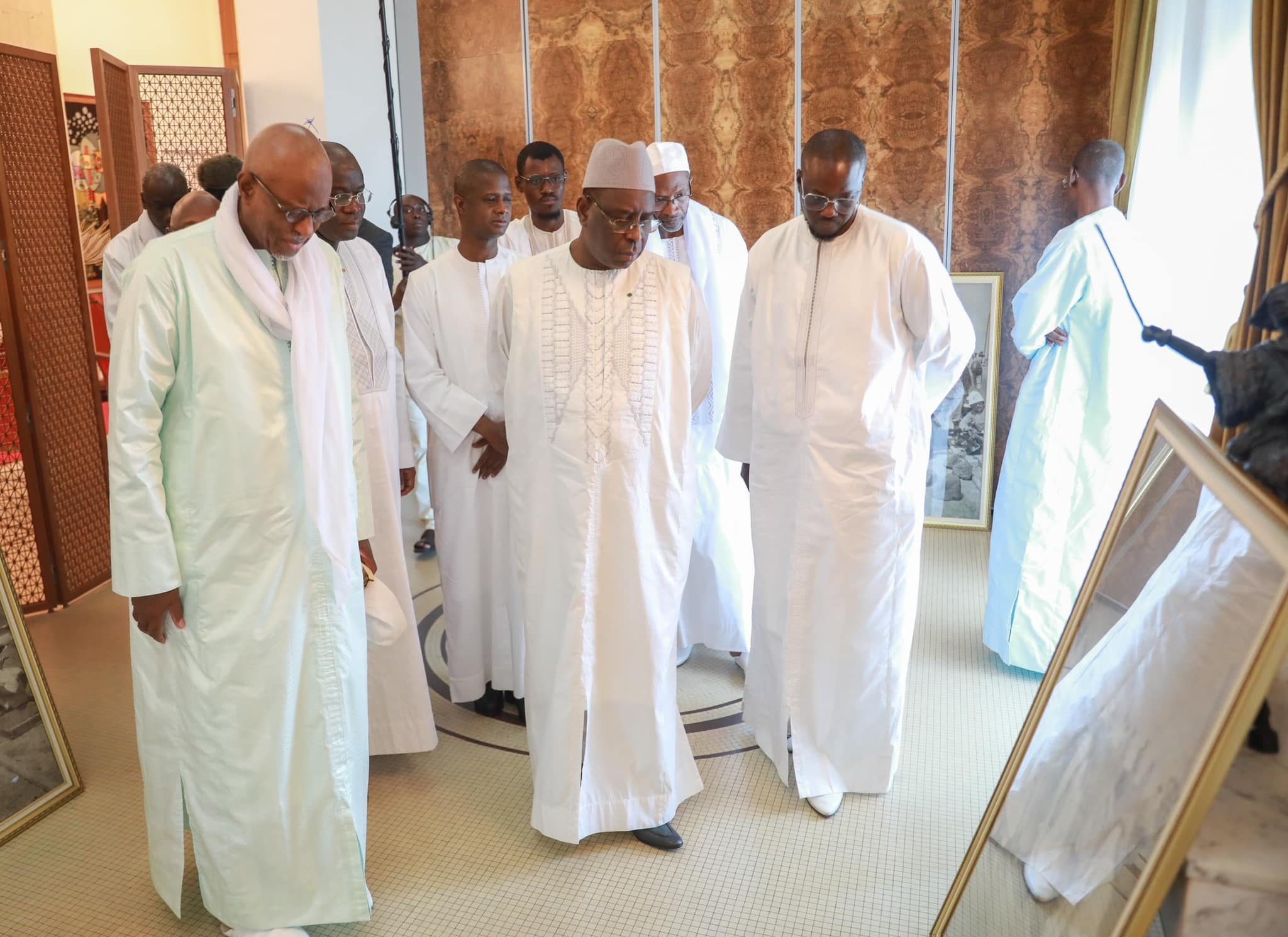 (Photos) Le collectif pour l'acquisition des photos authentiques de Serigne Touba reçu au palais par Macky SALL