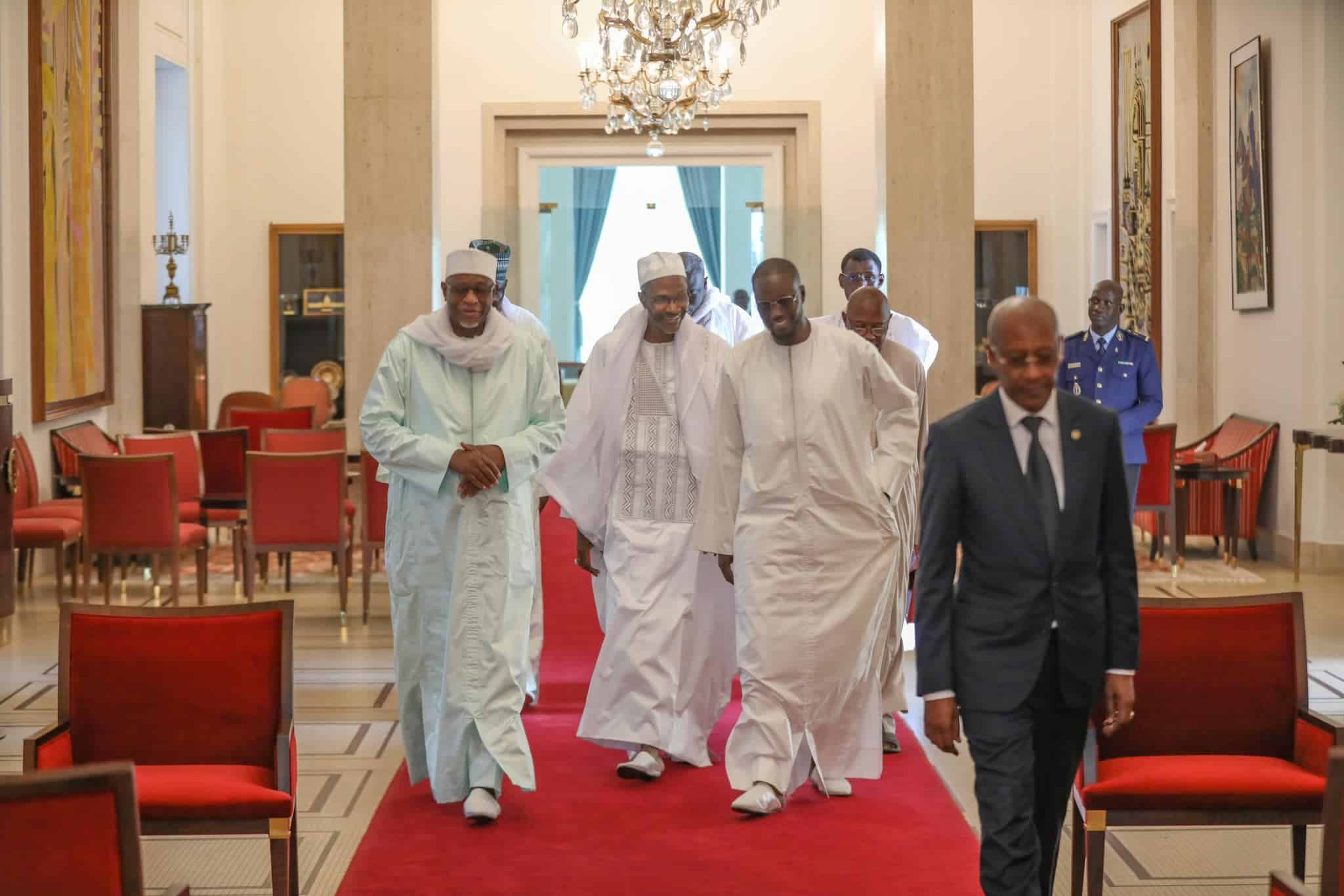 (Photos) Le collectif pour l'acquisition des photos authentiques de Serigne Touba reçu au palais par Macky SALL