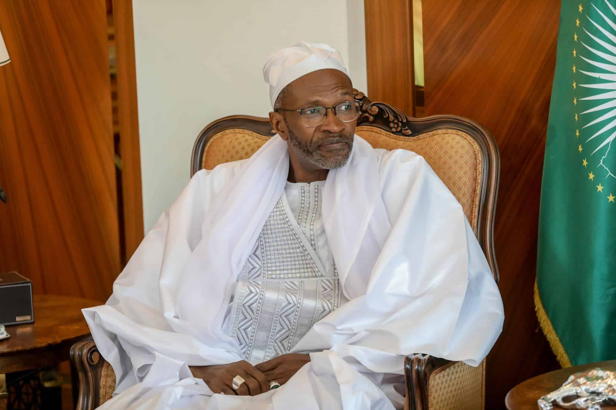 (Photos) Le collectif pour l'acquisition des photos authentiques de Serigne Touba reçu au palais par Macky SALL