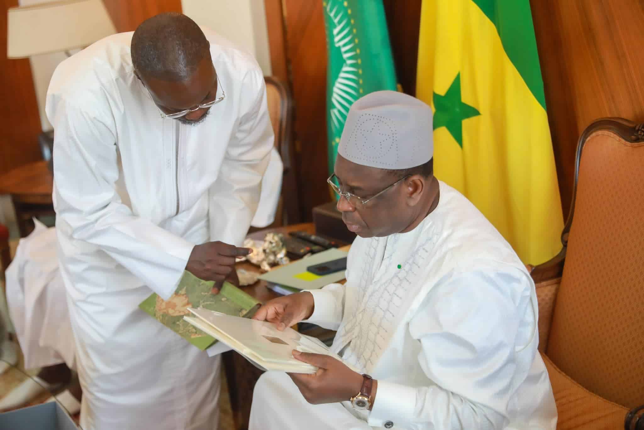 (Photos) Le collectif pour l'acquisition des photos authentiques de Serigne Touba reçu au palais par Macky SALL