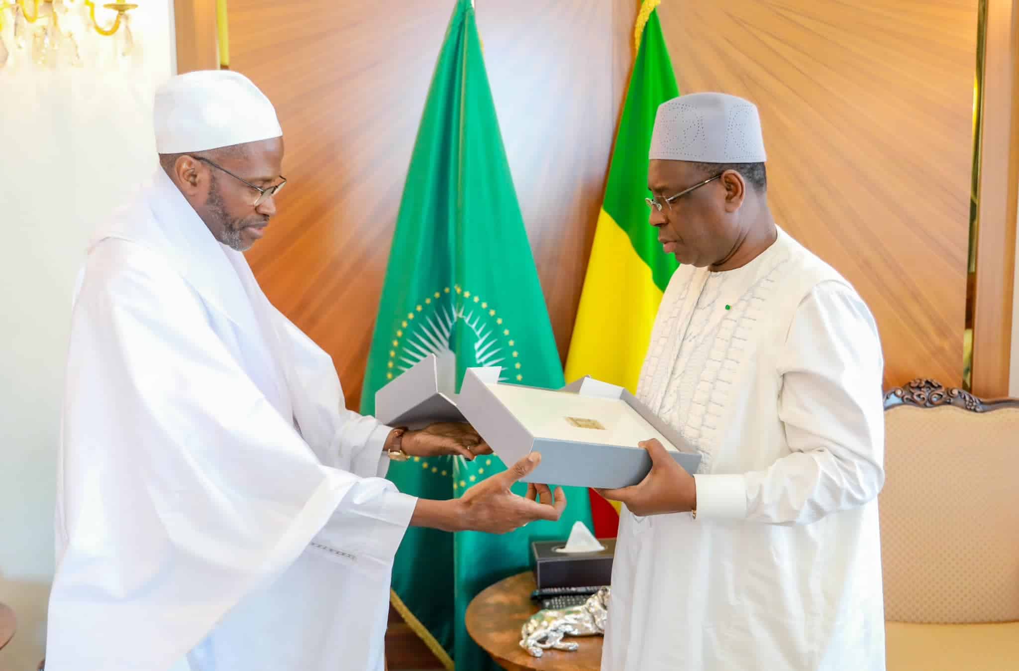 (Photos) Le collectif pour l'acquisition des photos authentiques de Serigne Touba reçu au palais par Macky SALL