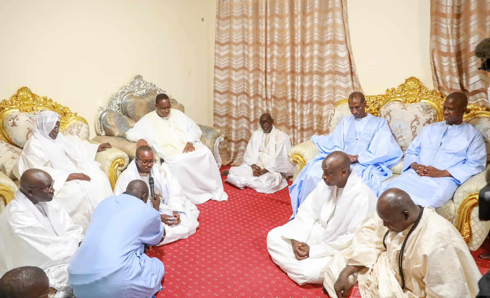 Décès de Sokhna Daba Diallo : Macky à Touba pour présenter ses condoléances à Serigne Mountakha (Photos)