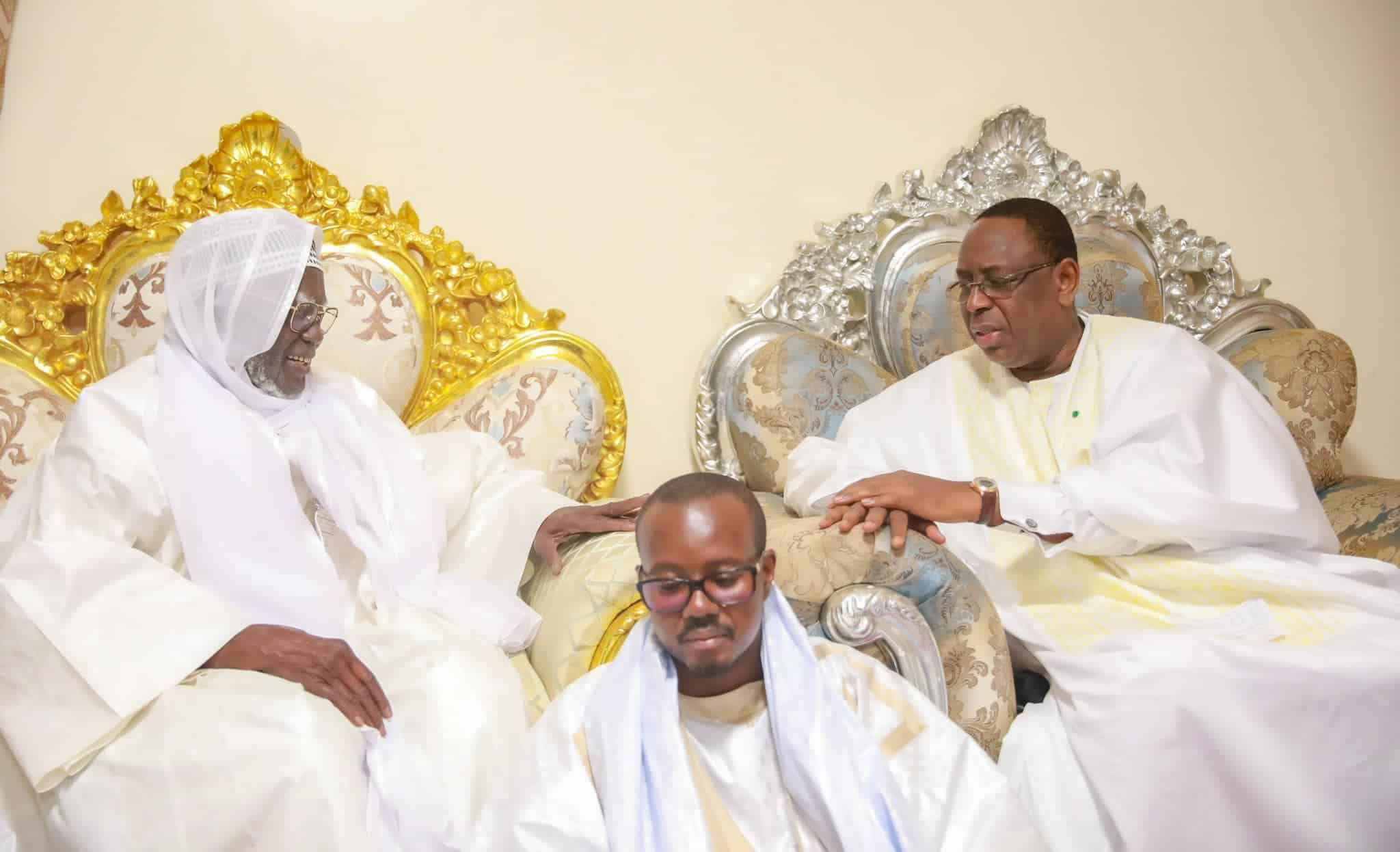 Décès de Sokhna Daba Diallo : Macky à Touba pour présenter ses condoléances à Serigne Mountakha (Photos)