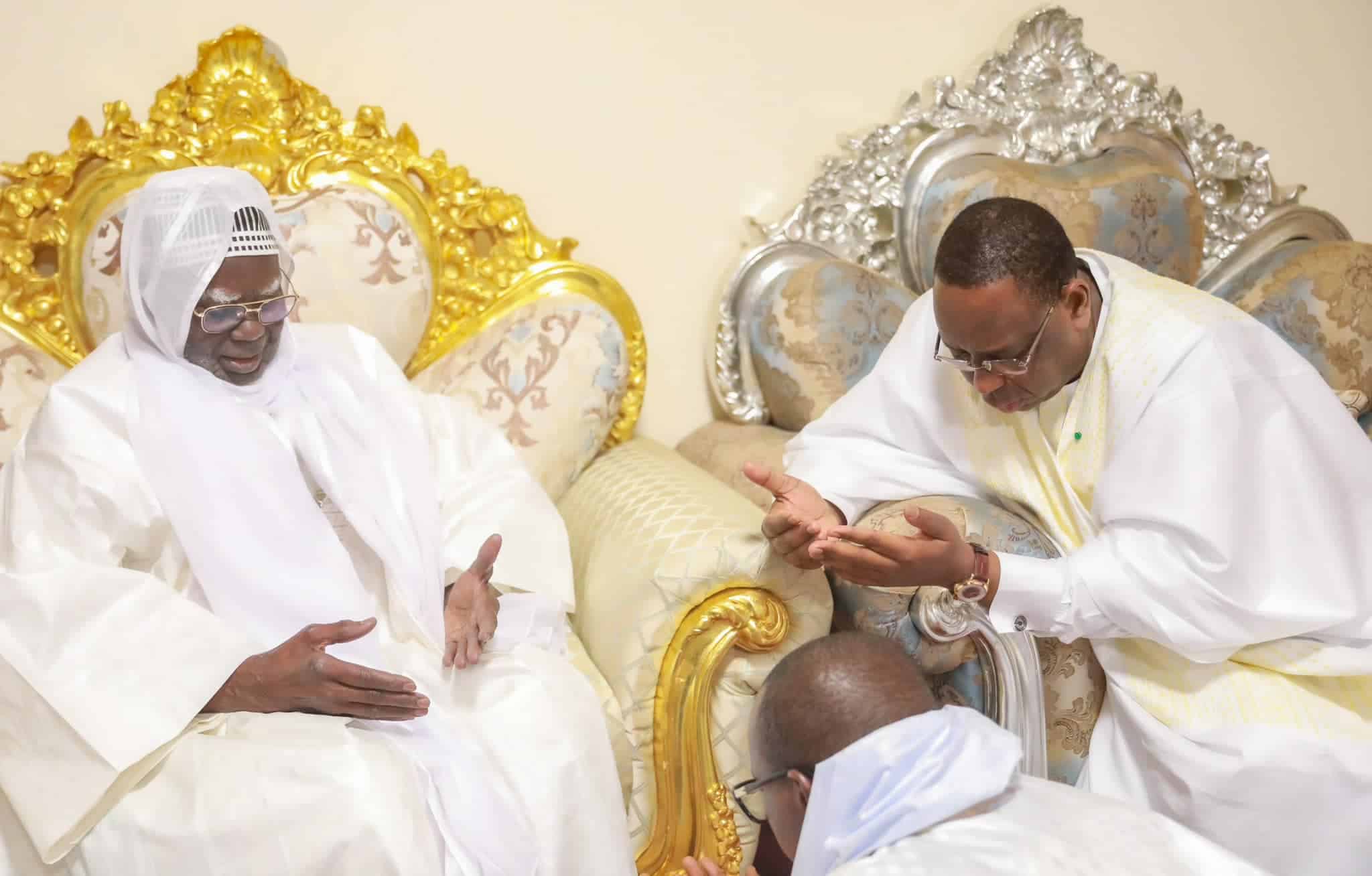 Décès de Sokhna Daba Diallo : Macky à Touba pour présenter ses condoléances à Serigne Mountakha (Photos)