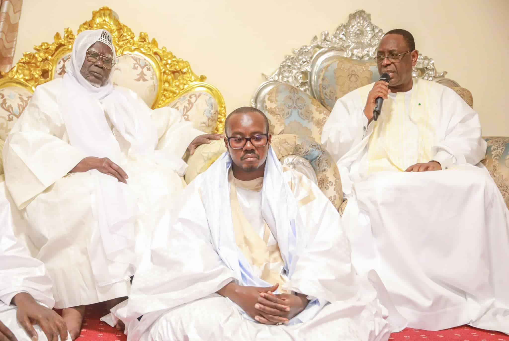 Décès de Sokhna Daba Diallo : Macky à Touba pour présenter ses condoléances à Serigne Mountakha (Photos)