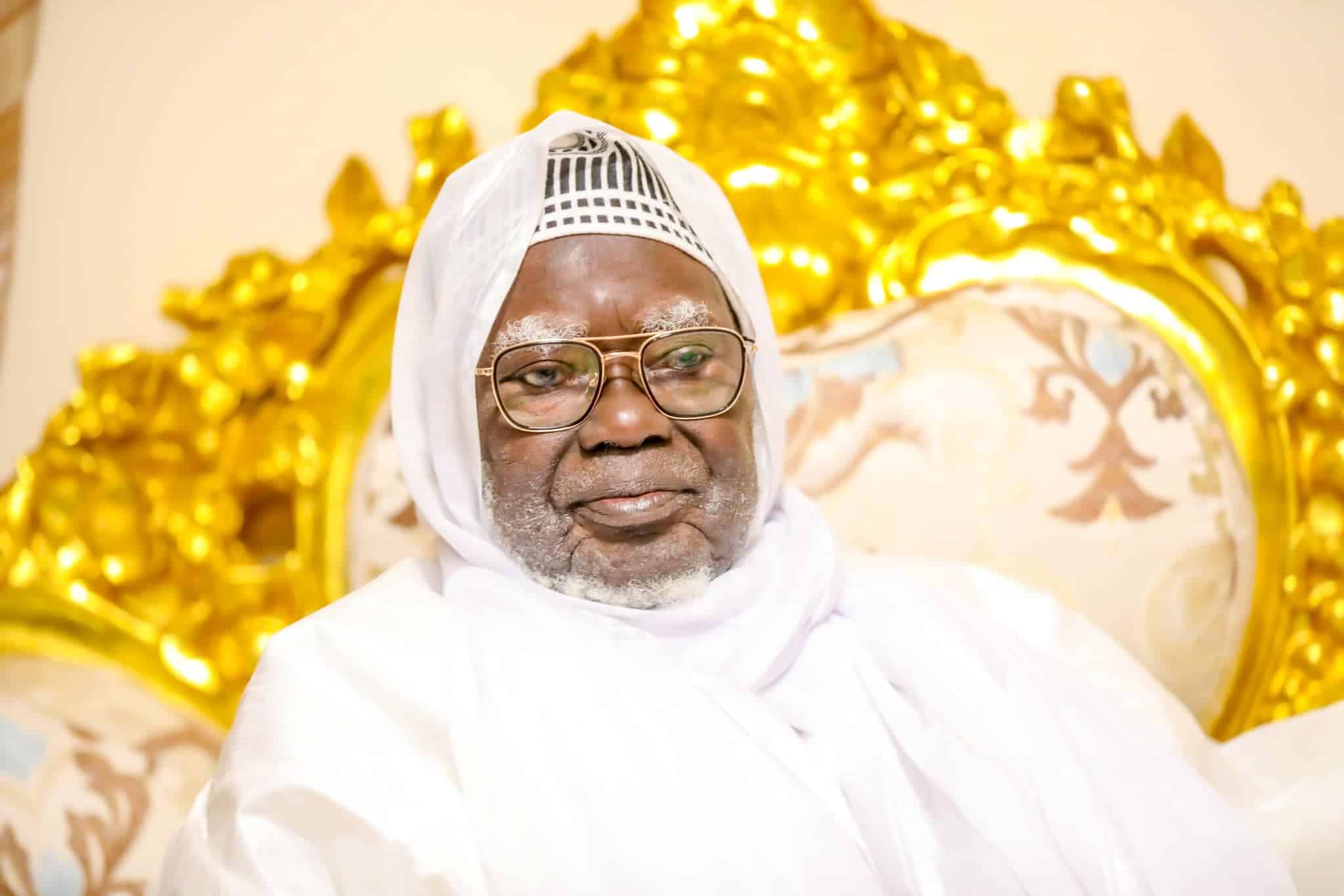 Décès de Sokhna Daba Diallo : Macky à Touba pour présenter ses condoléances à Serigne Mountakha (Photos)