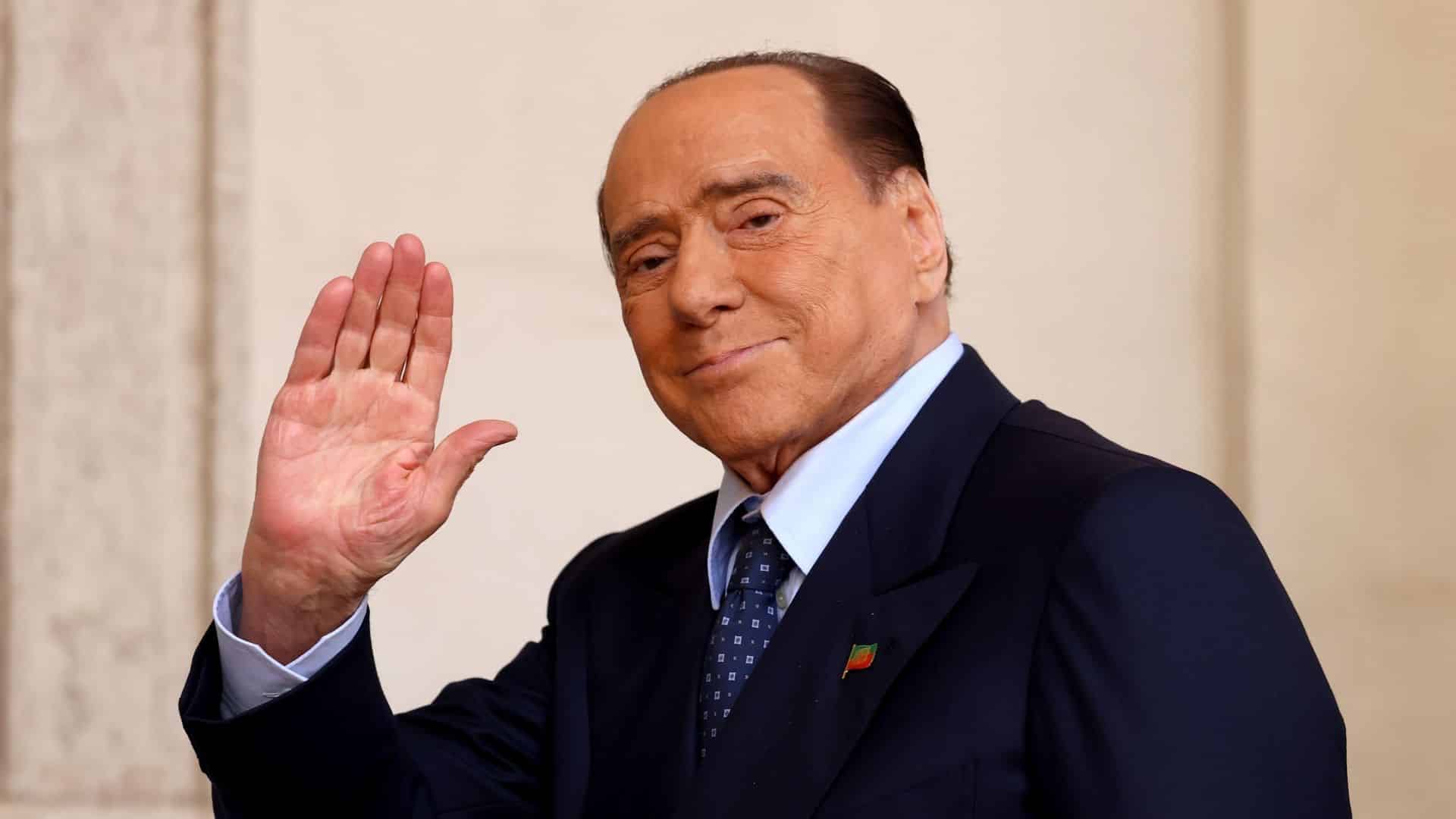 Italie : Berlusconi hospitalisé en soins intensifs à Milan
