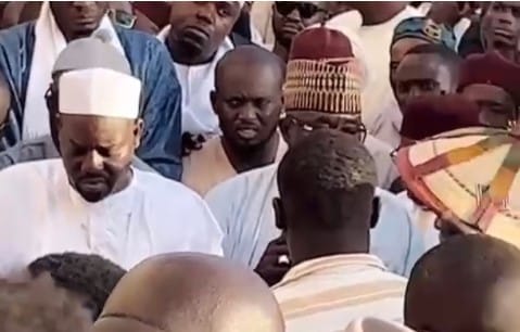 (Vidéo) Décès de El Hadji Alé Ndiaye: Une marée humaine accompagne le père de Aziz N’diaye jusqu’à sa dernière demeure