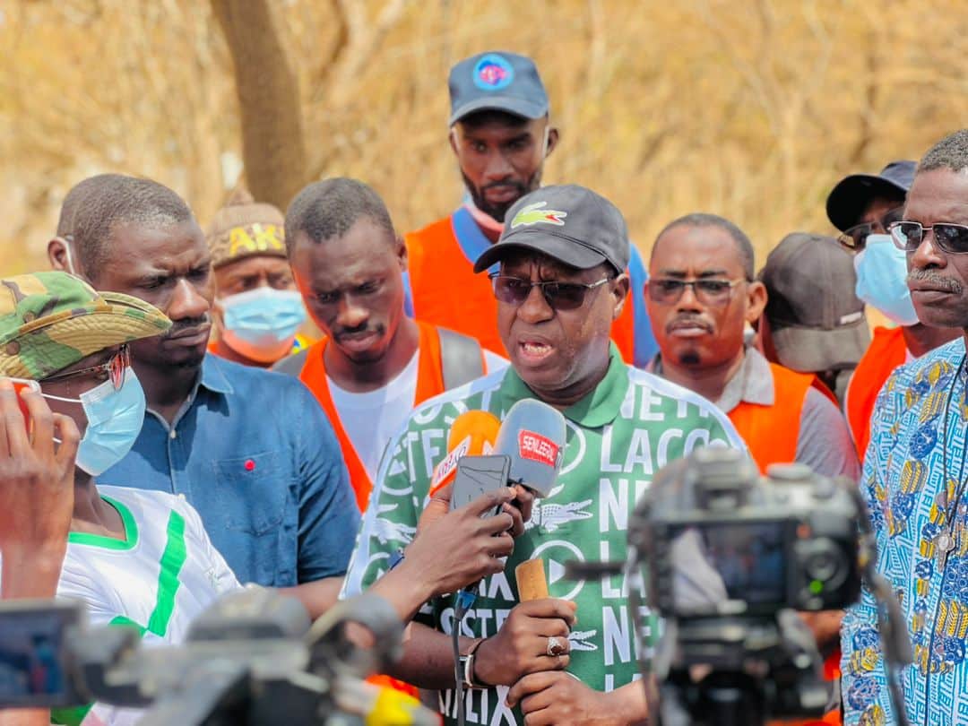 (Photos) Cleaning Saison 02: Abdou Karim Sall prépare le terrain pour les jeunes marcheurs en direction de Popenguine.