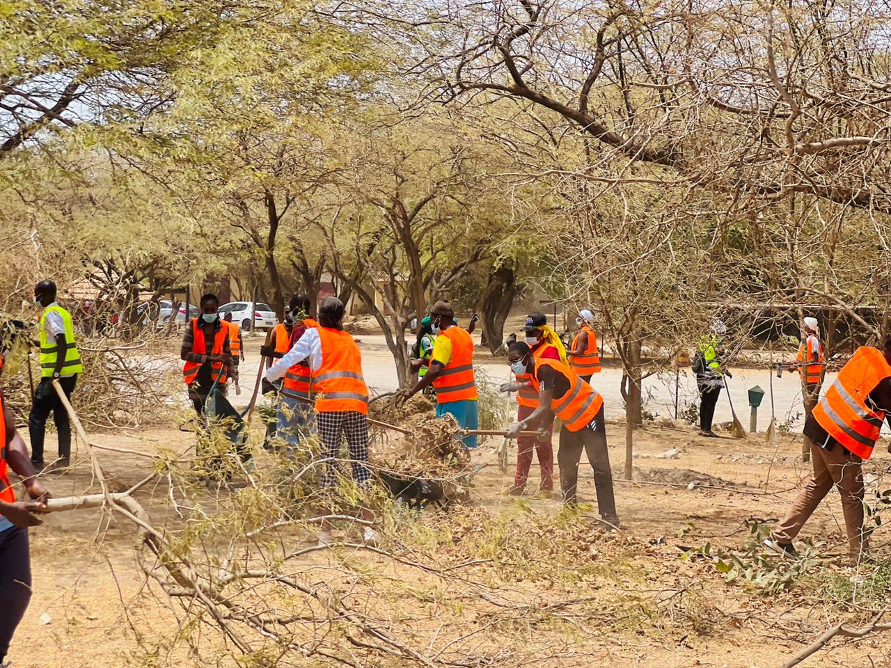 (Photos) Cleaning Saison 02: Abdou Karim Sall prépare le terrain pour les jeunes marcheurs en direction de Popenguine.