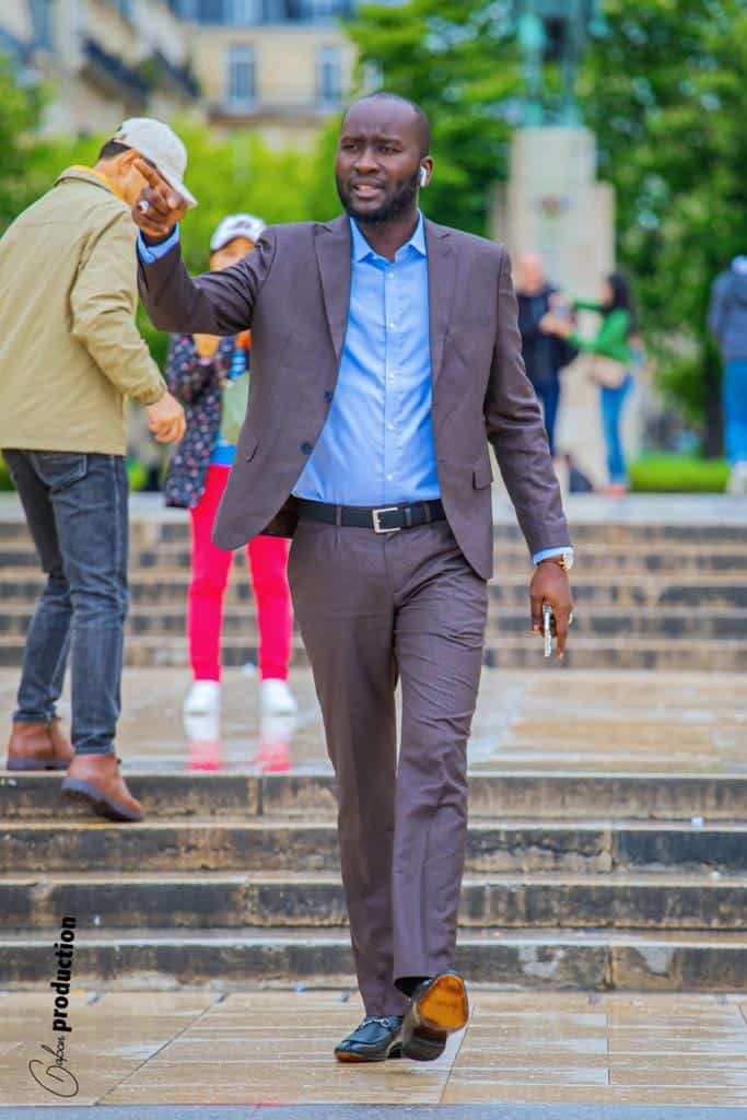 (08 Photos) – Chic et élégant: Oustaz Modou Fall en bon play-boy dans les rues de France.