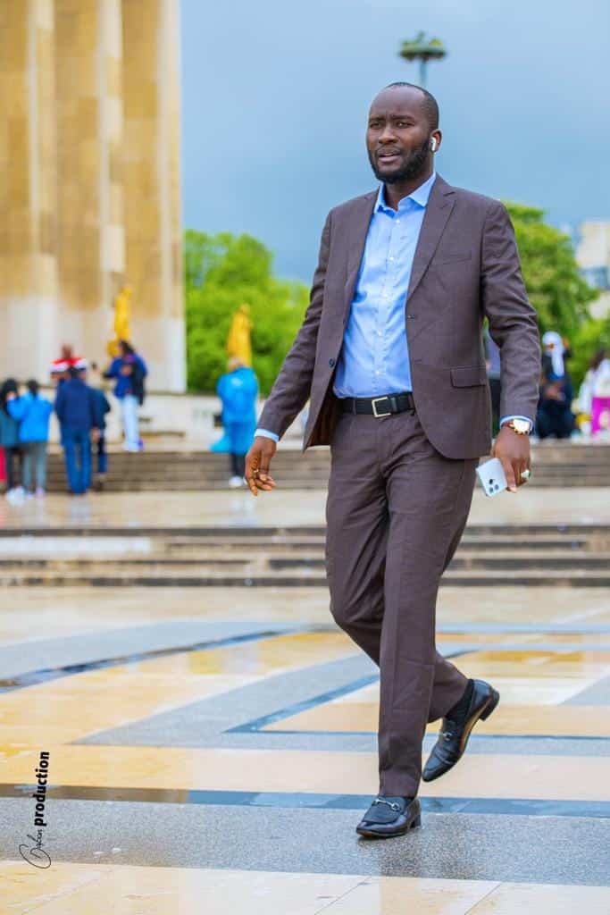 (08 Photos) – Chic et élégant: Oustaz Modou Fall en bon play-boy dans les rues de France.