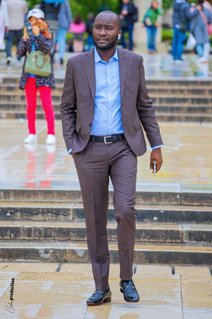 (08 Photos) – Chic et élégant: Oustaz Modou Fall en bon play-boy dans les rues de France.