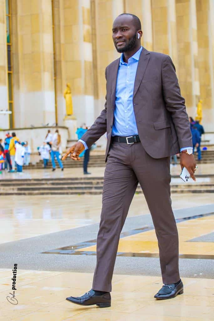 (08 Photos) – Chic et élégant: Oustaz Modou Fall en bon play-boy dans les rues de France.