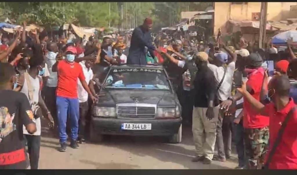 Cortège bloqué à Vélingara : Sonko débarque à bord d'un 