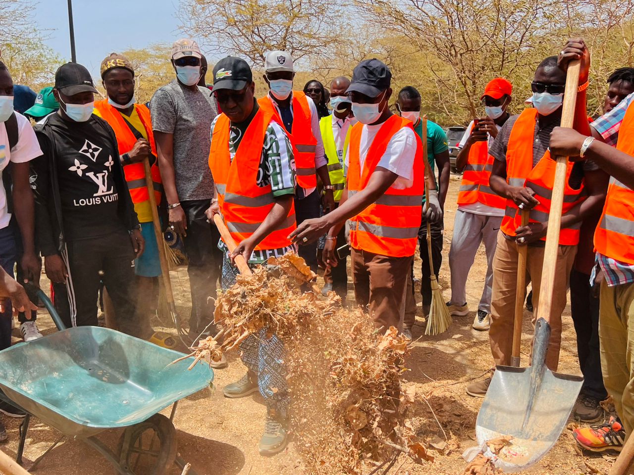 (Photos) Cleaning Saison 02: Abdou Karim Sall prépare le terrain pour les jeunes marcheurs en direction de Popenguine.