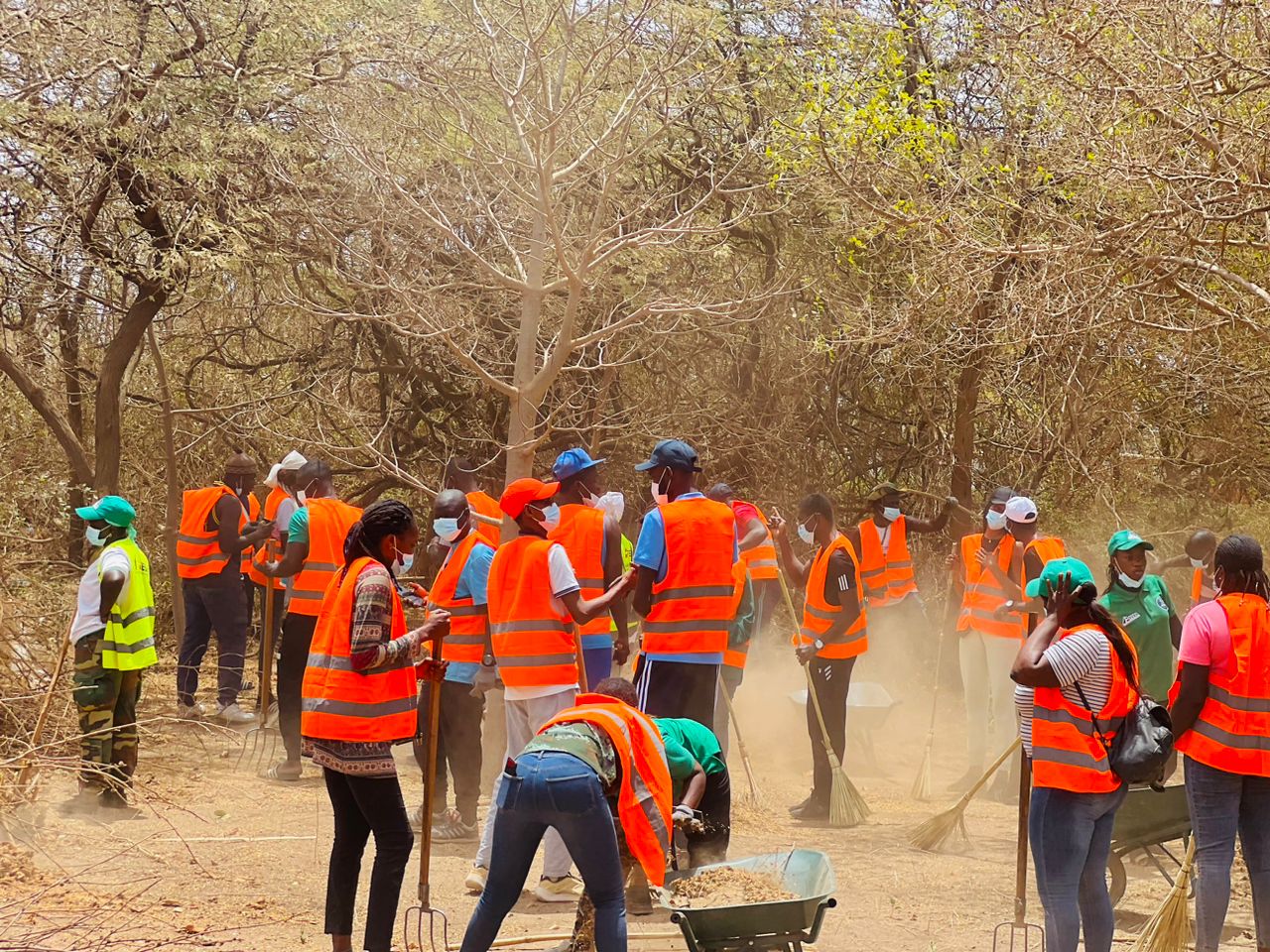 (Photos) Cleaning Saison 02: Abdou Karim Sall prépare le terrain pour les jeunes marcheurs en direction de Popenguine.