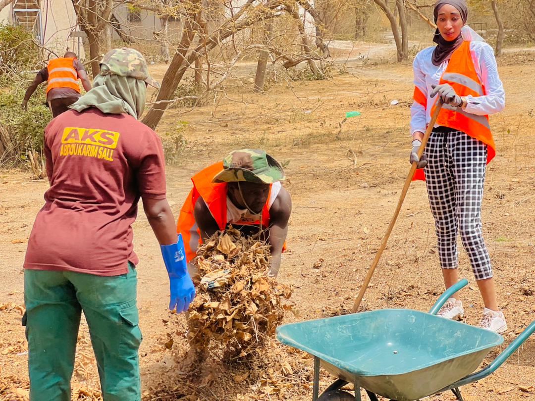 (Photos) Cleaning Saison 02: Abdou Karim Sall prépare le terrain pour les jeunes marcheurs en direction de Popenguine.