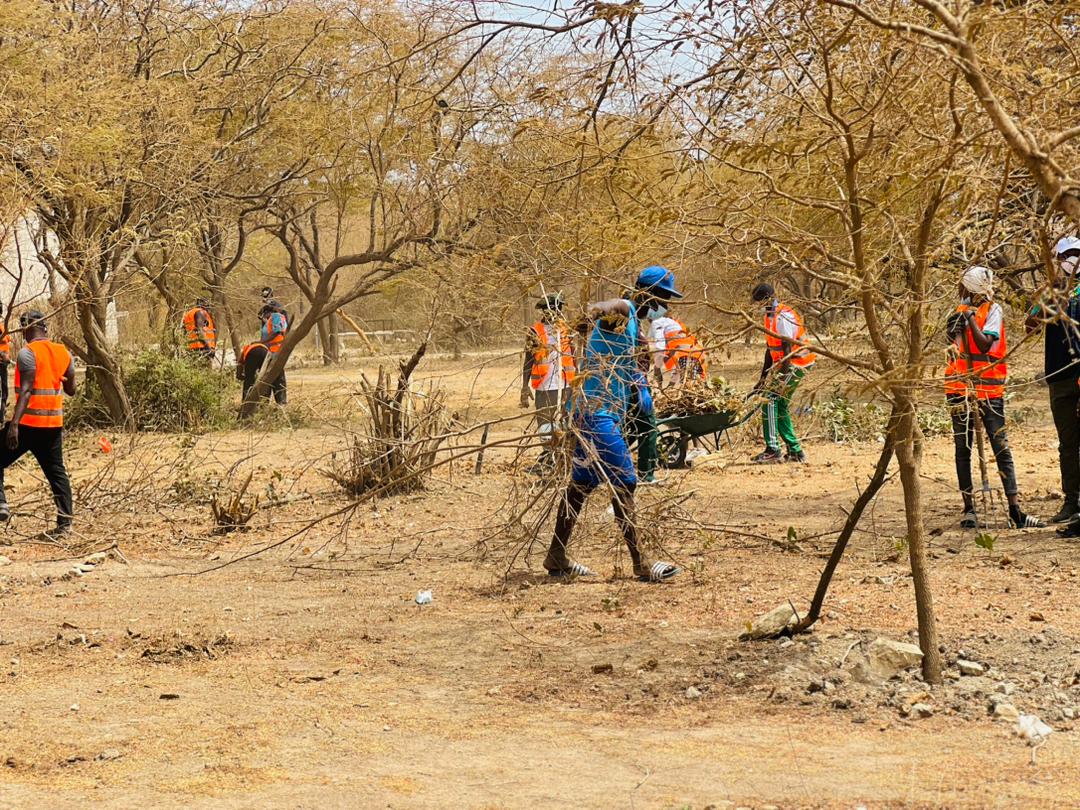 (Photos) Cleaning Saison 02: Abdou Karim Sall prépare le terrain pour les jeunes marcheurs en direction de Popenguine.