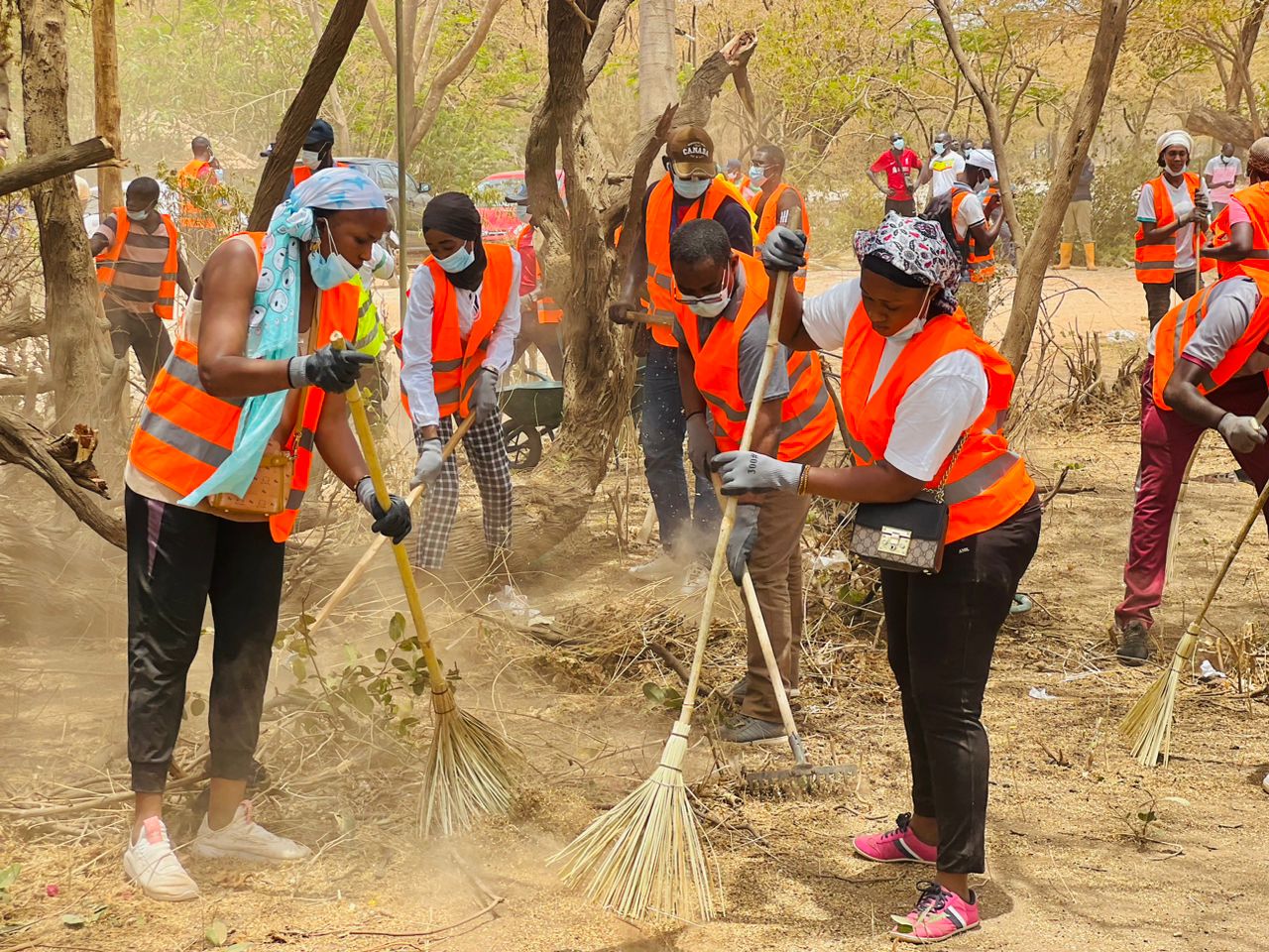(Photos) Cleaning Saison 02: Abdou Karim Sall prépare le terrain pour les jeunes marcheurs en direction de Popenguine.