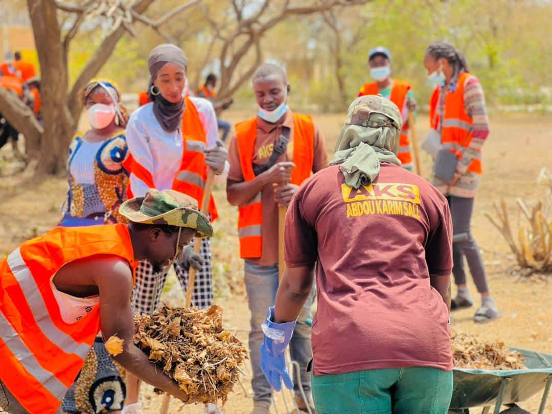 (Photos) Cleaning Saison 02: Abdou Karim Sall prépare le terrain pour les jeunes marcheurs en direction de Popenguine.