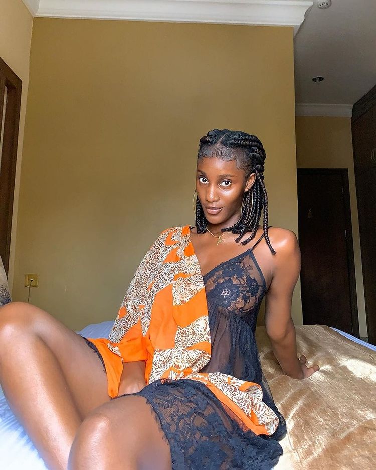 Ifunaya Delilah : Une jeune avocate suspendue à cause de ses photos $ęxy (Photos)