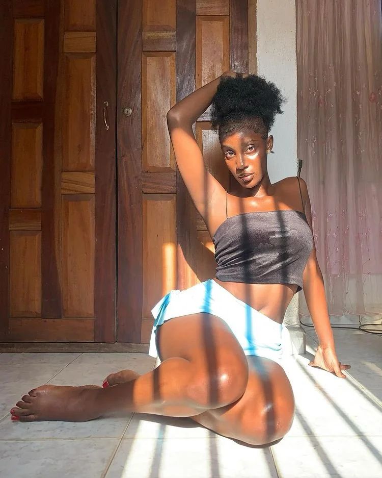 Ifunaya Delilah : Une jeune avocate suspendue à cause de ses photos $ęxy (Photos)