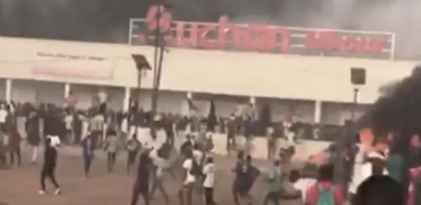 Auchan Mbour attaqué par des jeunes manifestants