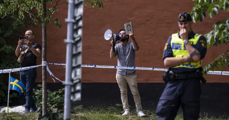 Suède : Un Irakien brule des exemplaires du Coran devant la plus grande mosquée de Stockholm