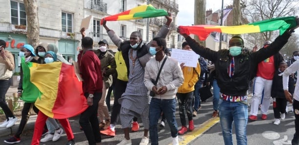 Manifestation à Paris : des Sénégalais scandent "Macky Sall, dégage!" 