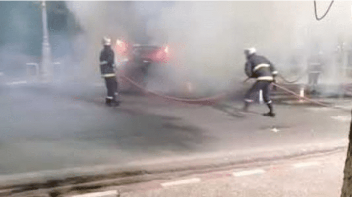 Vidéo : Une voiture prend feu près du Palais présidentiel 