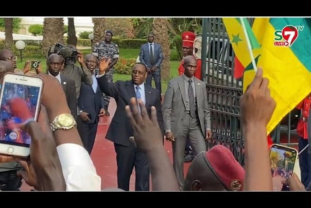 Vidéo-Concert d'applaudissements au Palais : Le Président Macky Sall sort et communie avec ses militants