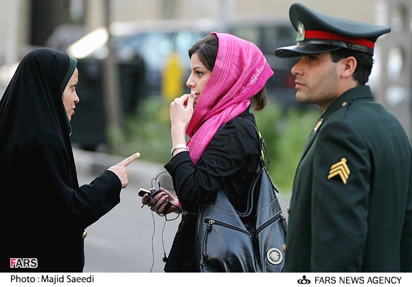 Iran: la police rétablit les patrouilles contre les femmes non voilées