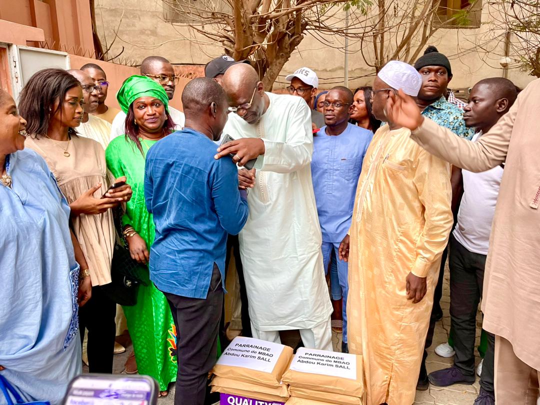 (Photos) Parrainage - Mbao: Abdou Karim Sall remet 24 020 parrains à Abdoulaye Thimbo
