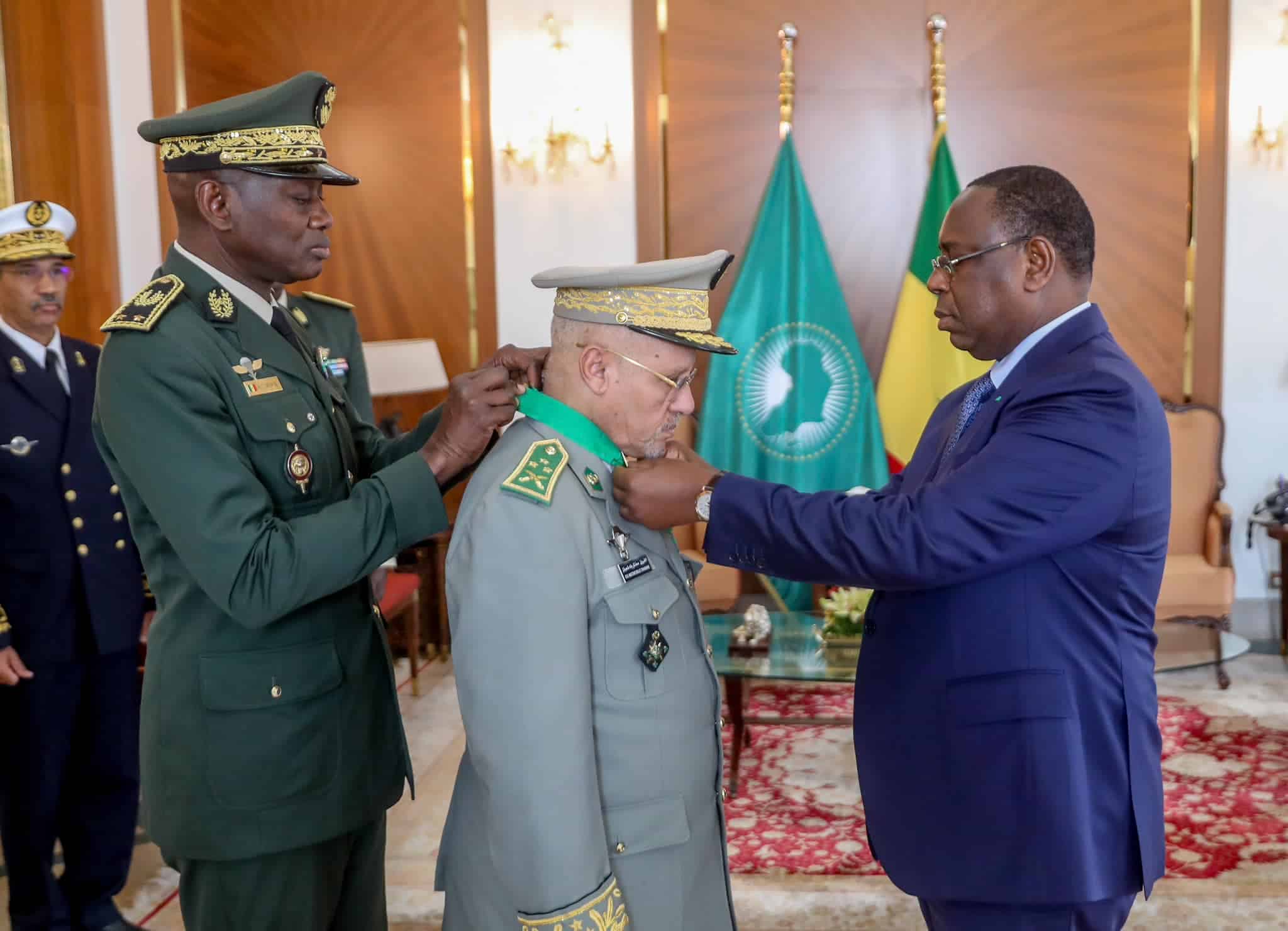 Palais : Le Chef d’état-major général des forces armées mauritaniennes décoré à la médaille de Commandeur de l'Ordre National du Lion décoré