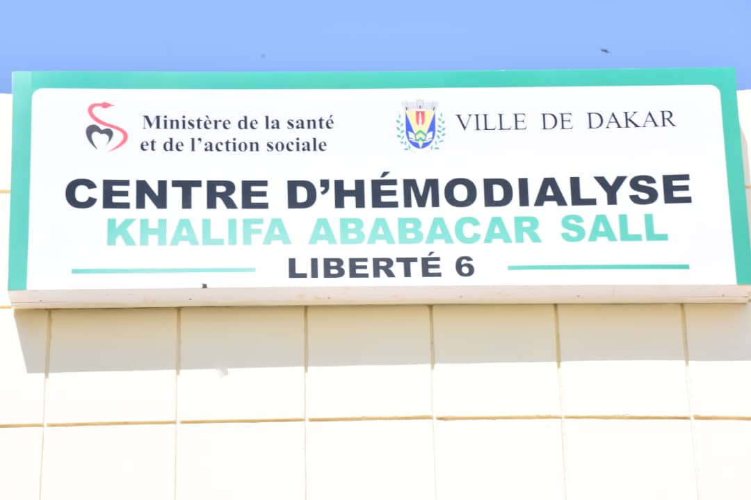 Le Maire de Dakar Inaugure le Centre Municipal d'Hémodialyse de Liberté 6 en l'Honneur de Khalifa Ababacar Sall**