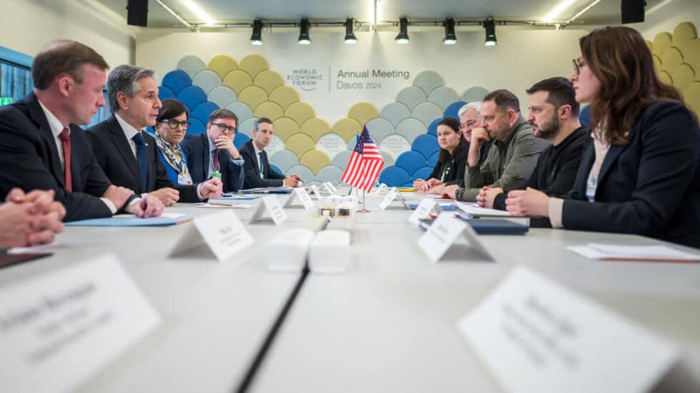 Davos: Les États-Unis vont «maintenir» leur «soutien» à l'Ukraine, promet Blinken à Zelensky