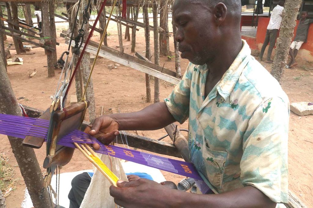 "Ayoka-CAN": à la découverte de Bomizambo, village mythique du pagne tissé Baoulé