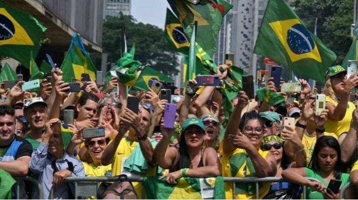 Brésil: Devant des milliers de partisans, Bolsonaro dénonce son inéligibilité