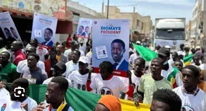 "Diomaye président" - Bby à Thiadiaye se donnent en spectacle : Un caméraman perd 5 dents après avoir...