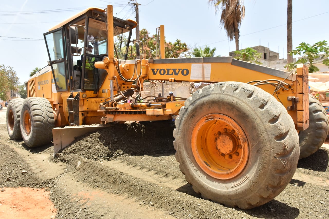 Barthelemy Dias visite le chantier de réhabilitation de la voirie urbaine de Dakar
