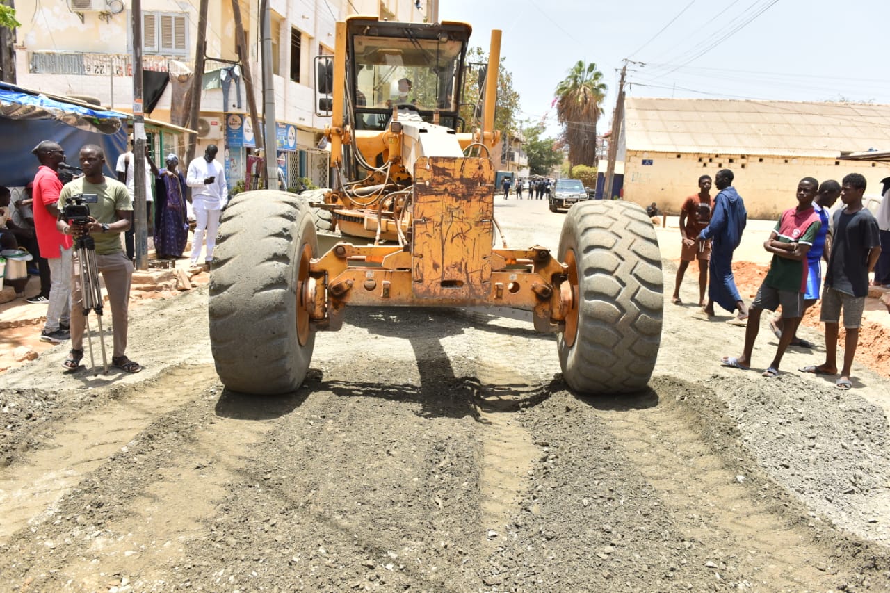 Barthelemy Dias visite le chantier de réhabilitation de la voirie urbaine de Dakar